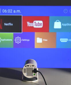 Miniprojektor viser en meny på en skjerm med apper som Netflix, YouTube, og AppStore.