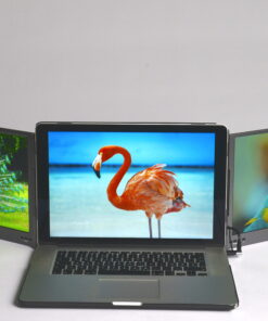 Laptop med to eksterne skjermer som viser bilder av en flamingo, en påfugl og en papegøye.